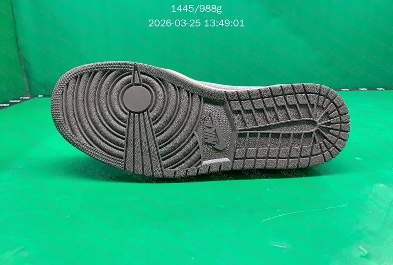 AJ1 LOW REVERSE MOCHA TRAVIS 7