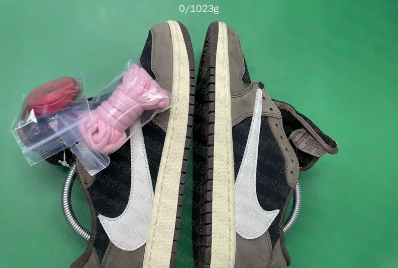 AJ1 Low Travis Mocha 4