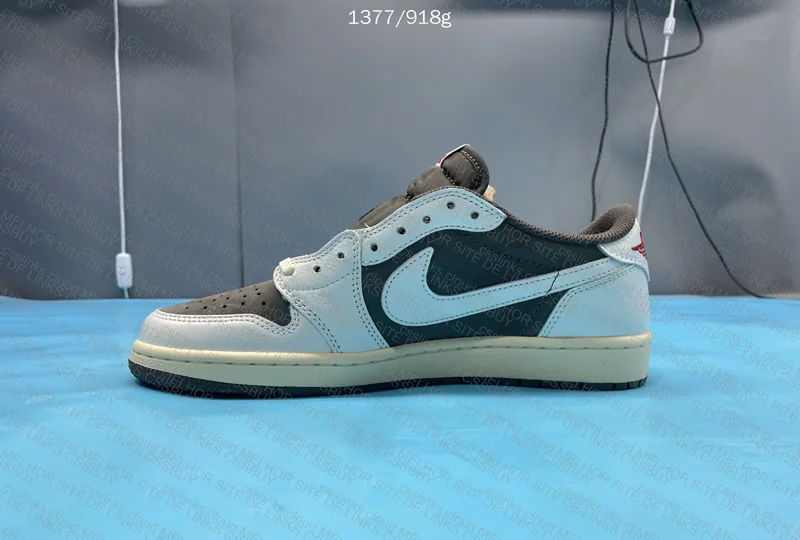 aj1 low travis scott reverse mocha 4