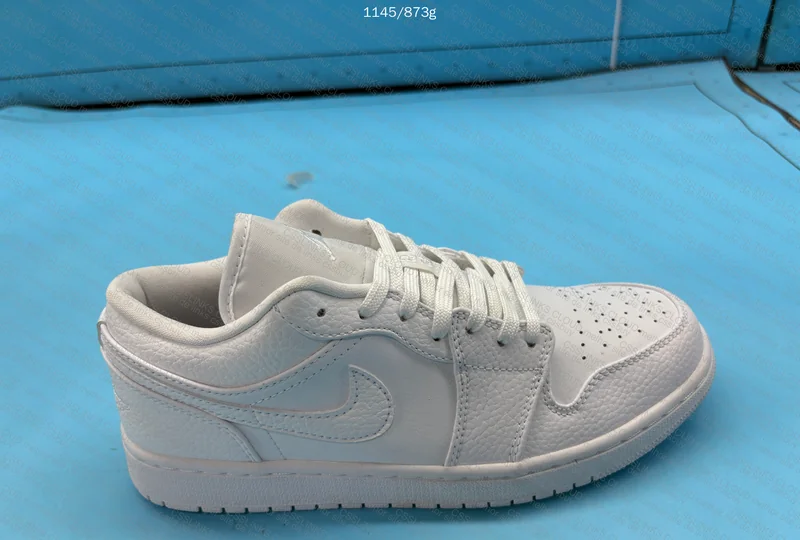 AJ1 LOW TRIPLE WHITE 9