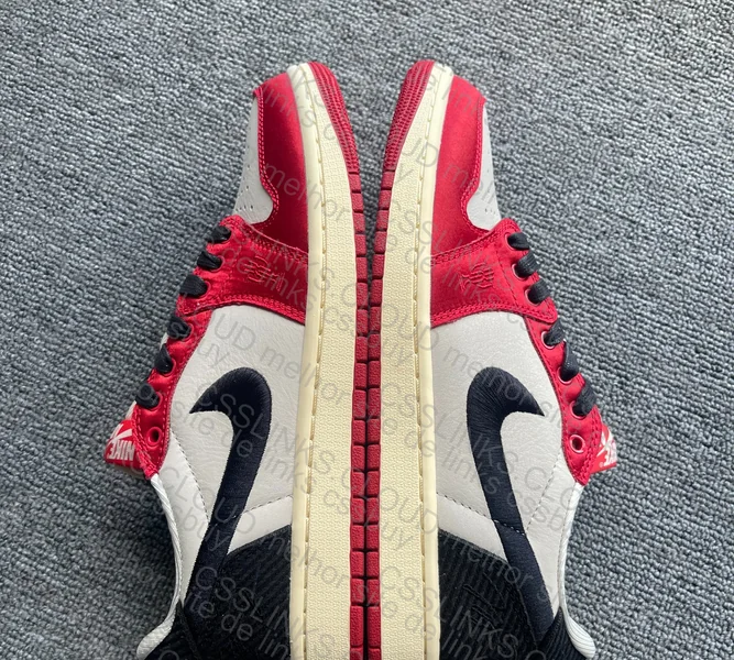 AJ1 Low Trophy Room