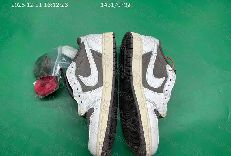 AJ1 Reverse Mocha Travis Scott 2