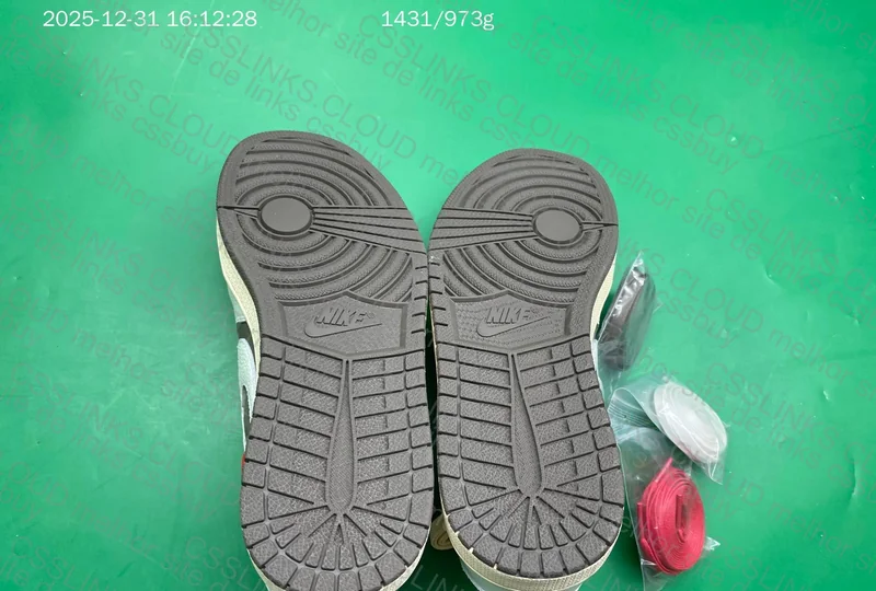 AJ1 Reverse Mocha Travis Scott 3