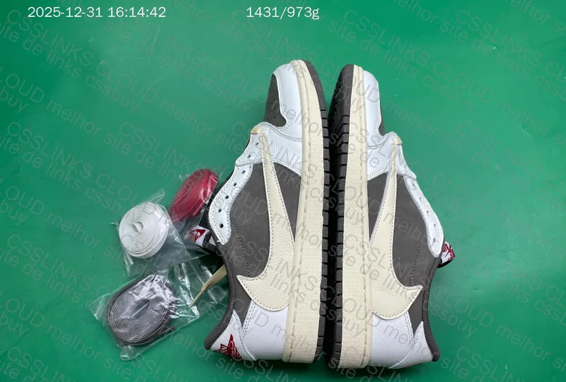 AJ1 Reverse Mocha Travis Scott 5