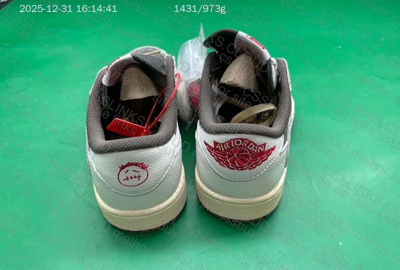 AJ1 Reverse Mocha Travis Scott 6