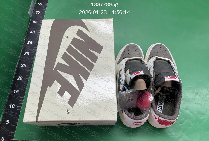 AJ1 Travis Scott Mocha Reverse 3
