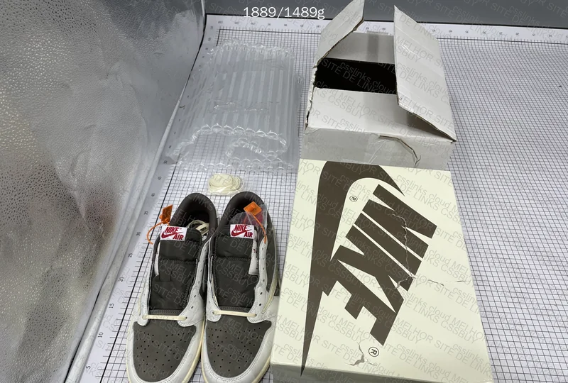 AJ1 TRAVIS SCOTT REVERSE MOCHA 5