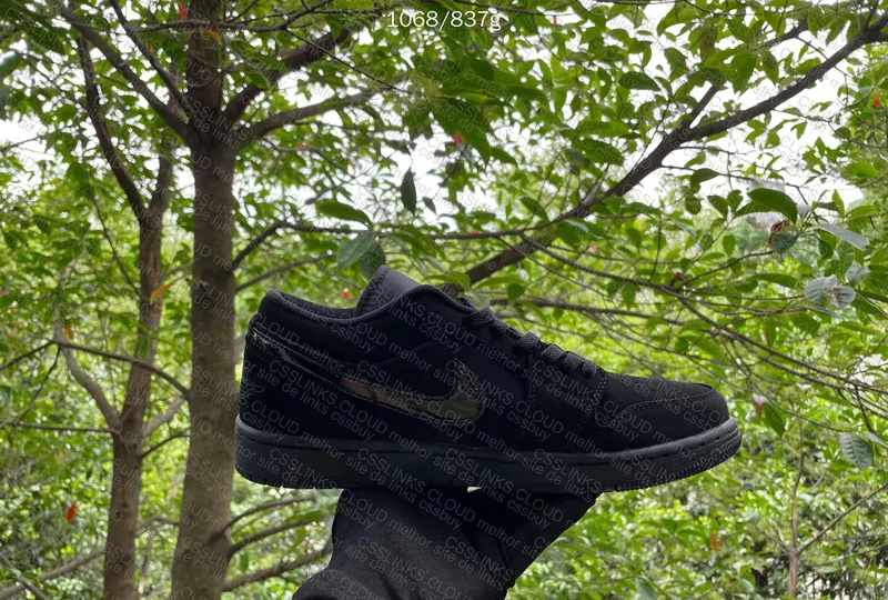 AJ1 TRIPLE BLACK IN NATURAL LIGHT