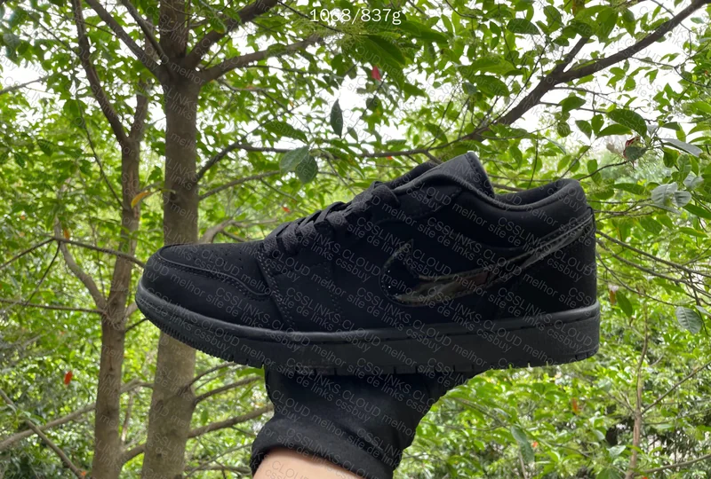 AJ1 TRIPLE BLACK IN NATURAL LIGHT 3