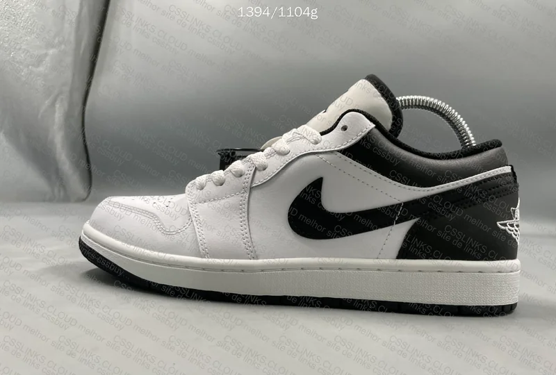 AJ1 WHITW BLACK 4