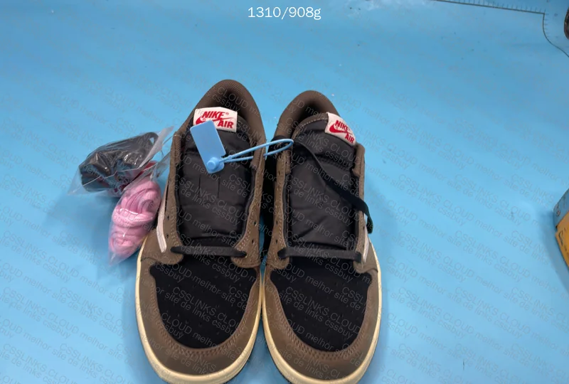 AJ1 X Travis Scott Dark Mocha 2