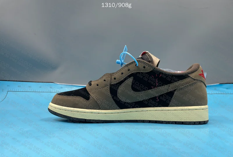 AJ1 X Travis Scott Dark Mocha 6