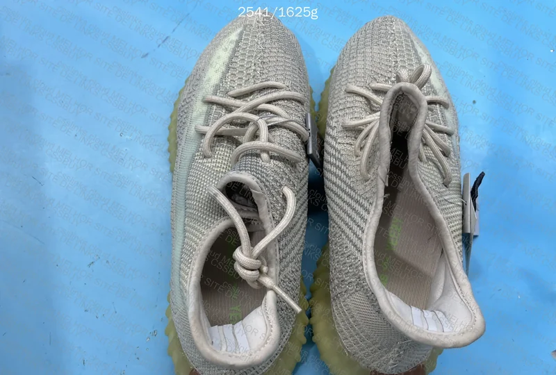 Blind Box - Yeezy 350 (2 iguais)
