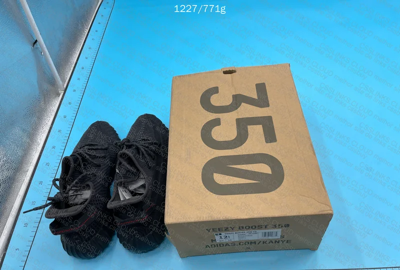 Blind Box Yeezy 350 - Unknown Colorway - 45br 7