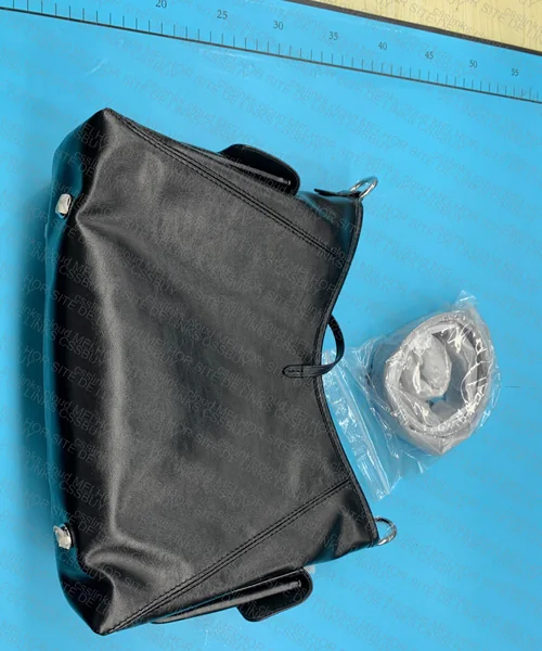 LV Carryall Vibe Bag 4