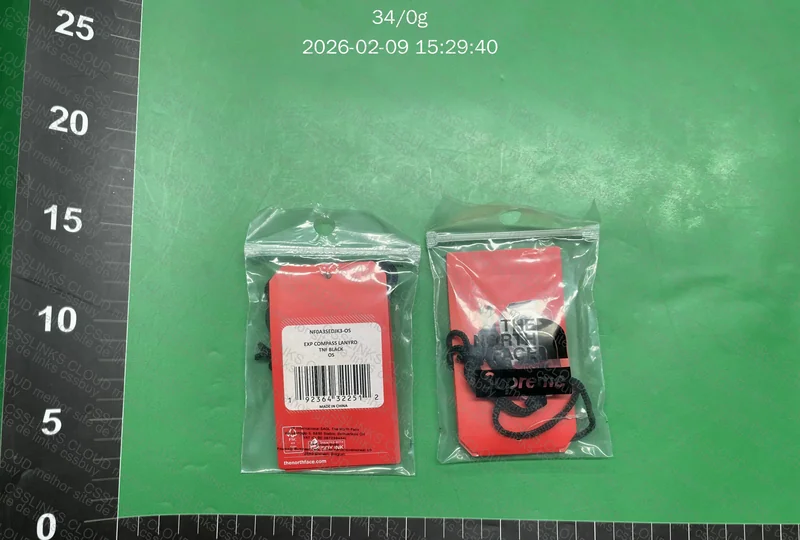 Bússola pingente TNF x Supreme