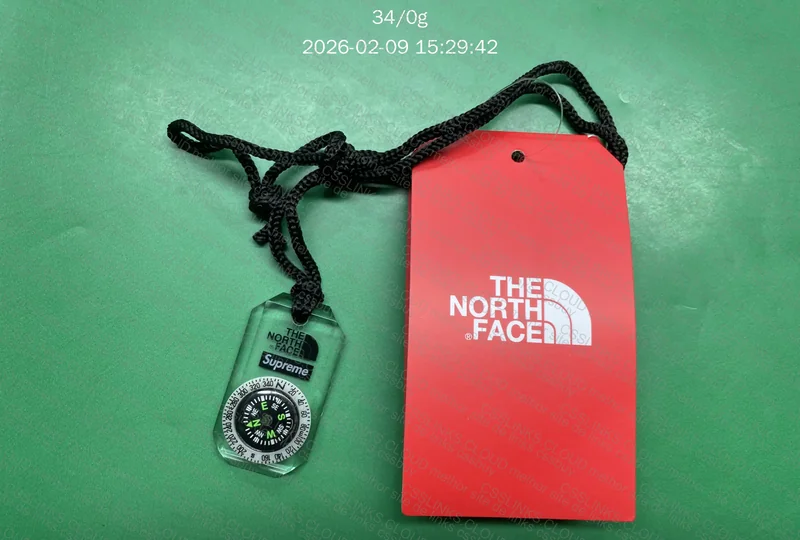 Bússola pingente TNF x Supreme 3