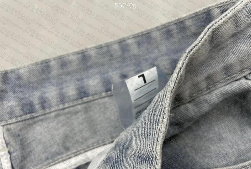 Light Wash Jeans 3
