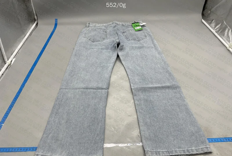 Light Wash Jeans 4