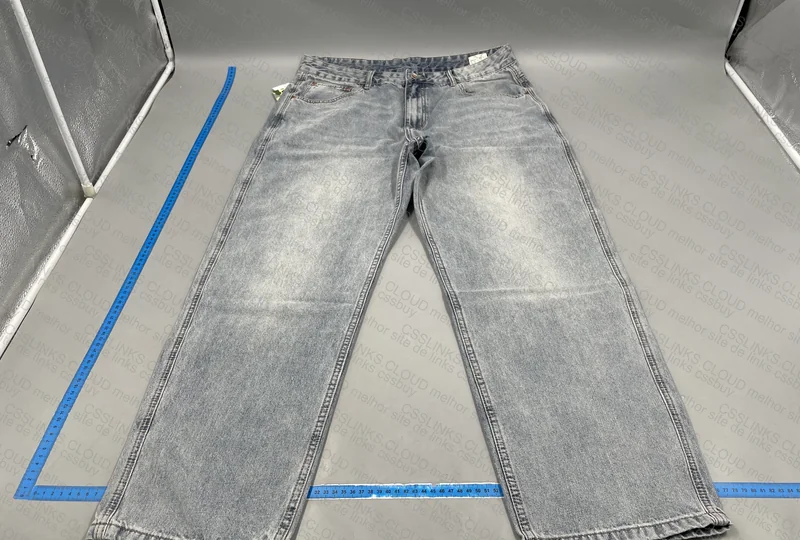 Light Straight Leg Jeans with Measurements 77y