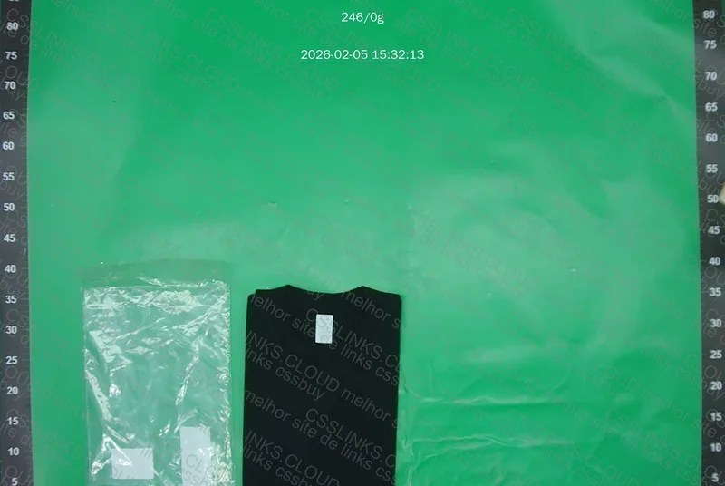 Camisa básica preta e branca GL ou RL