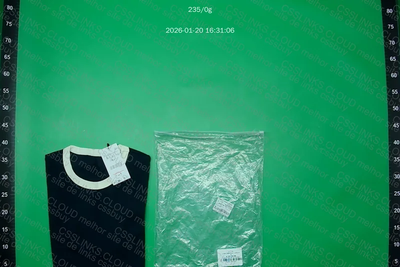 Camiseta azul e branca basica modelo ZARA 2