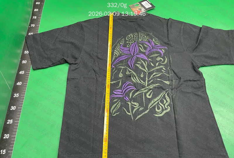 Camiseta Derschutze Wisteria Flores. BORDADO DESCENTRALIZADO?