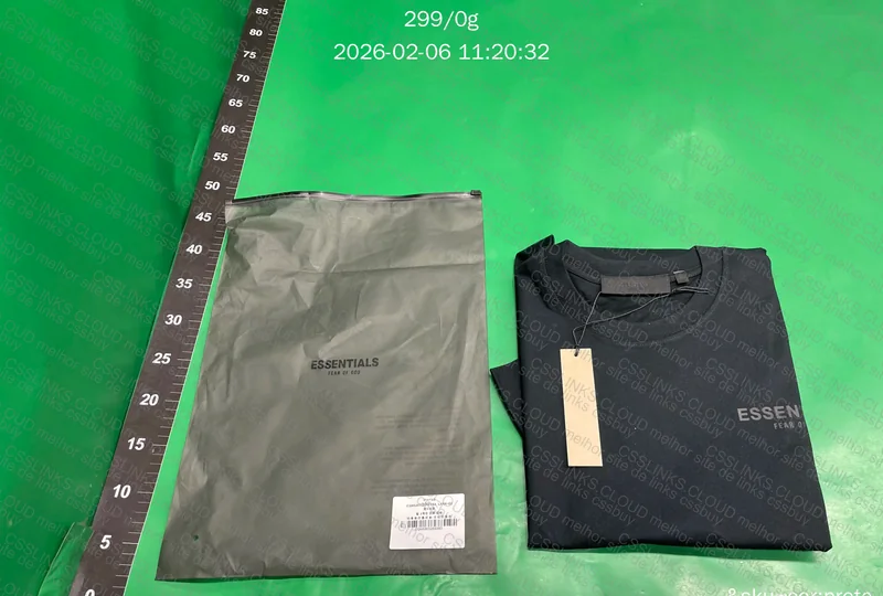 Camiseta Essentials