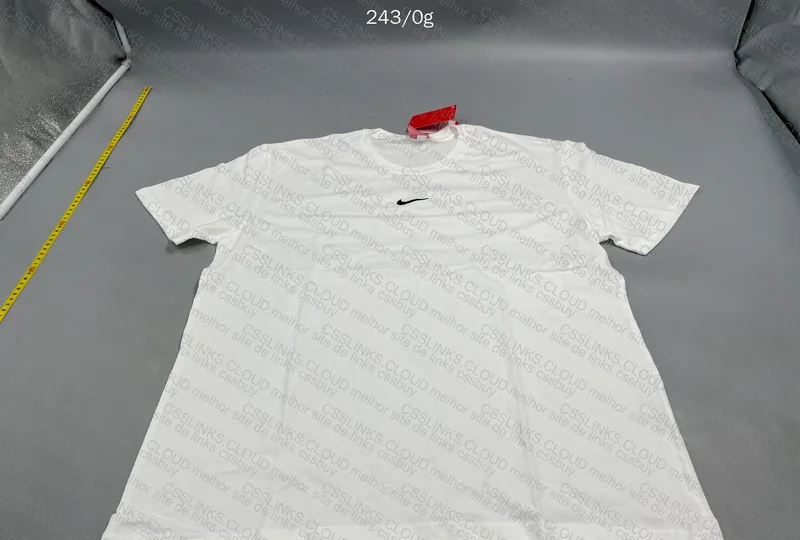 Nike Center Logo T-Shirt 4