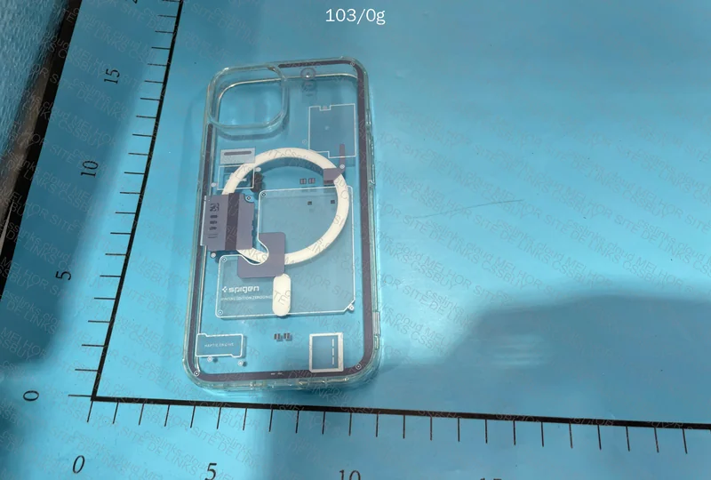 Spigen Silicone iPhone 13 Cover 6
