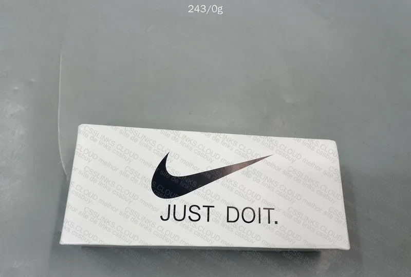 Supreme Wallet + Nike Socks 7