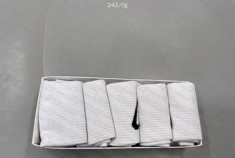 Supreme Wallet + Nike Socks 8