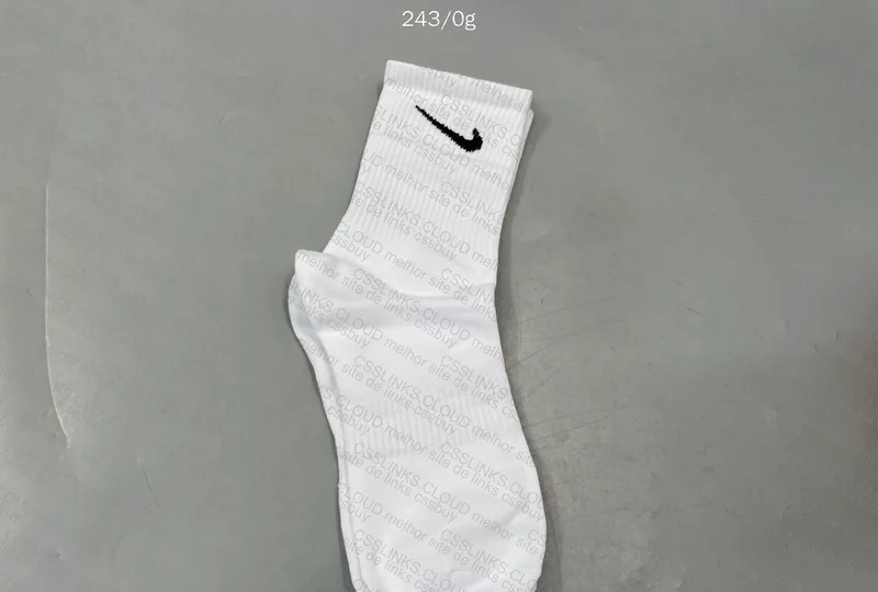 Supreme Wallet + Nike Socks 9