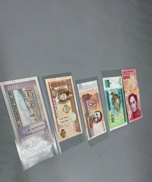 Banknotes + Cotton Glove 3