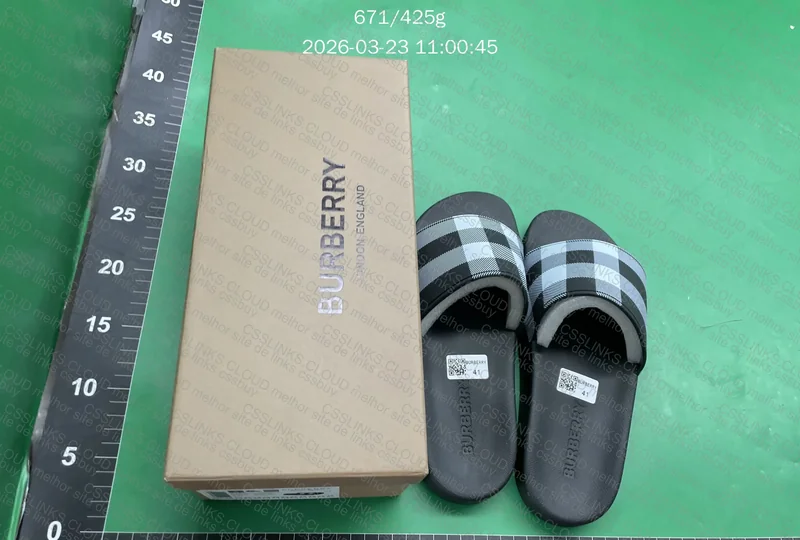 chinelo burberry