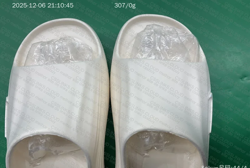 Nike Slides at Great Price 2