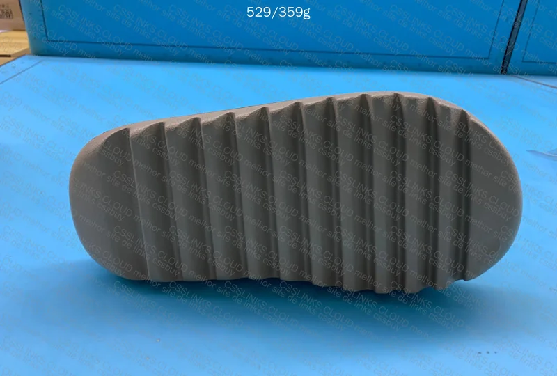 Yeezy Slides (LW) 4