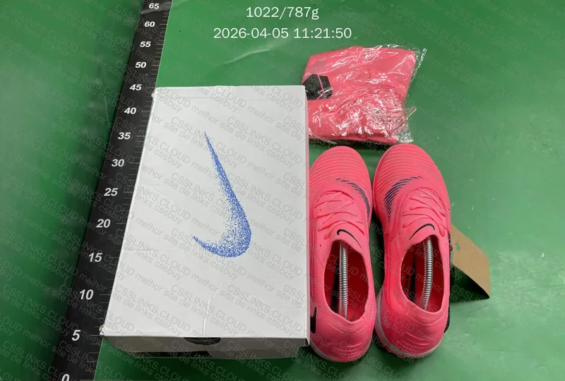 Chuteiras Nike Mercurial e Phantom 4
