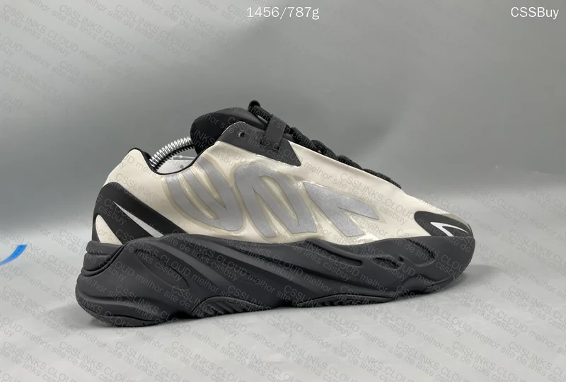 Yeezy 700 MNVN Bone (GL?) 7