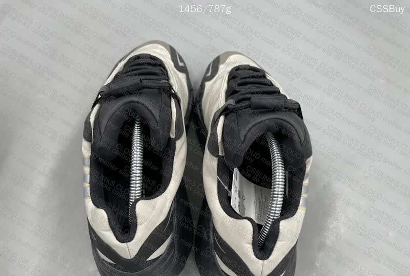 Yeezy 700 MNVN Bone (GL?) 9