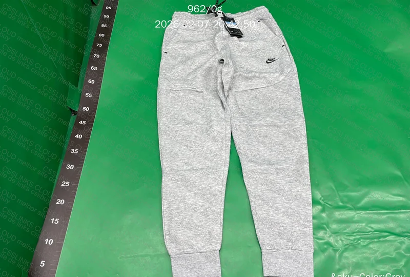 Conjunto Tech Fleece cinza