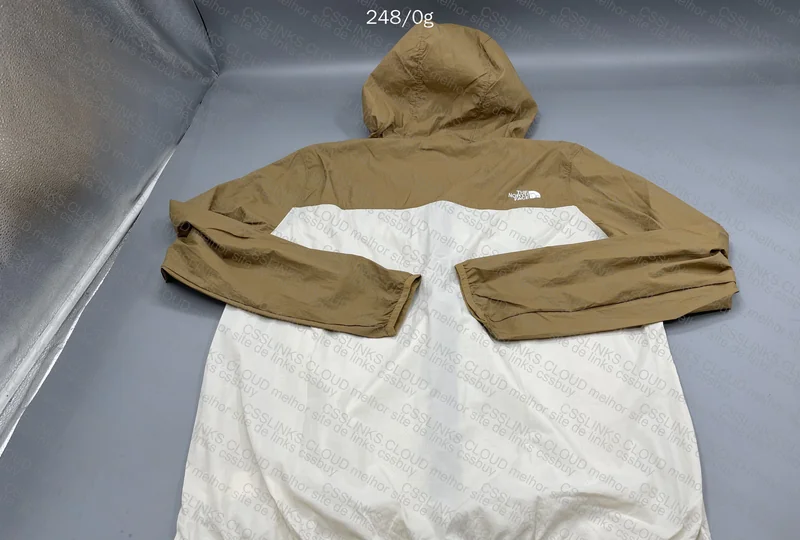The North Face Windbreaker (TNF)