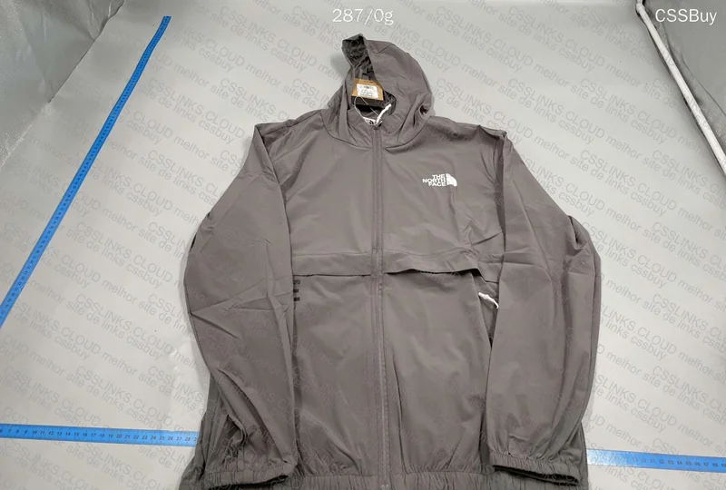 TNF Windbreaker 39¥ 2