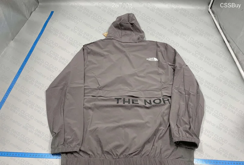 TNF Windbreaker 39¥ 4