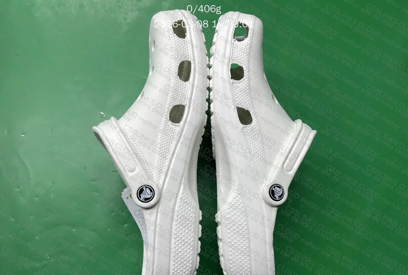 Crocs Branco normal x Crocs Bape 2
