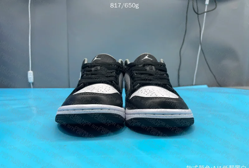 DC0774-101 - AJ1 Panda Low Grey