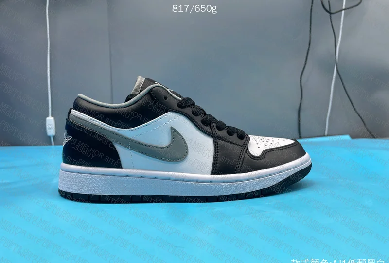 DC0774-101 - AJ1 Panda Low Grey 4