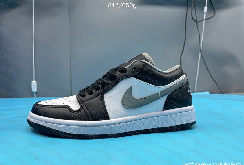 DC0774-101 - AJ1 Panda Low Grey 8