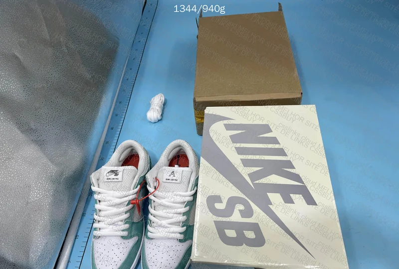 Dunk April M Batch (OVO) 9