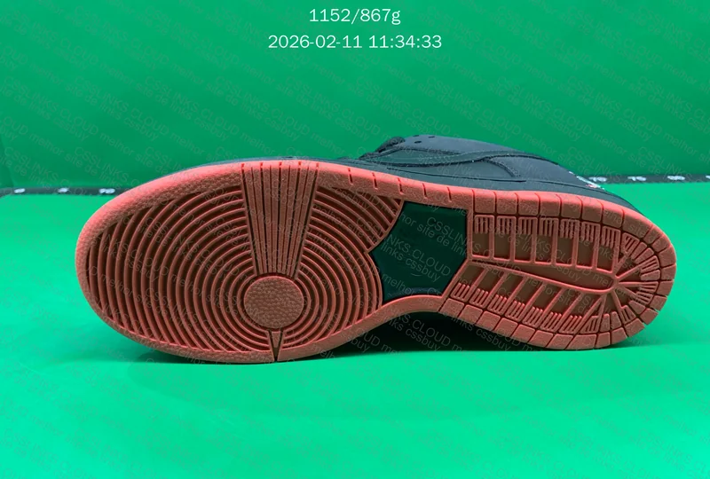 Dunk Black Pigeon 8